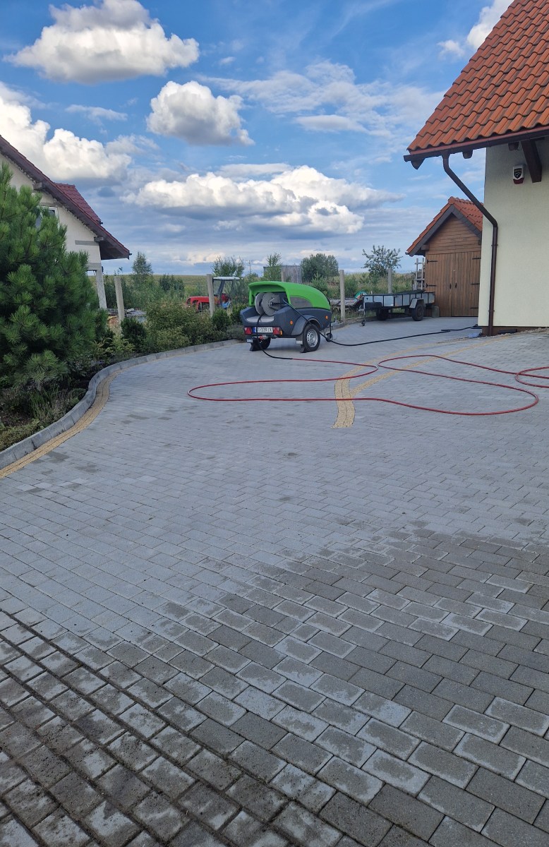 Bezrozbryzgowe-mycie-kostki-brukowej-Mosmatic-Kolno